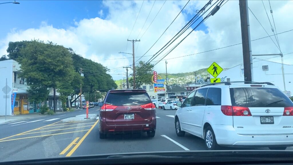 ハワイの道路は狭い